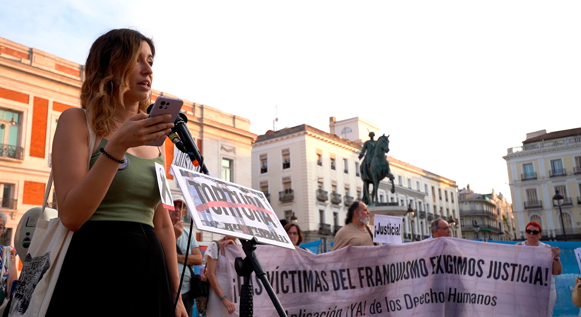 Andrea Galán en la concentración contra la impunidad, organizada por las víctimas del franquismo